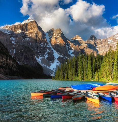 Kanus auf smaragdgrünem See im Banff Nationalpark vor Bergkulisse