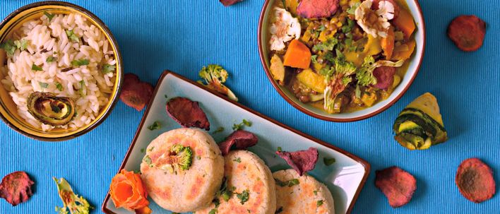 Traditionelle sri-lankische Speisen mit Reis, Gemüse und Curry in bunten Schalen serviert