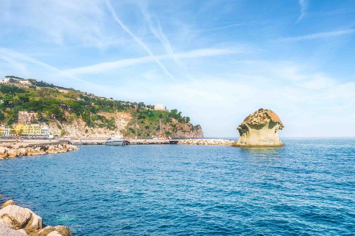 weiter Blick über die Küste Ischias und in der Mitte ein Fels wie ein Pilz