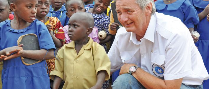 Reiner Meutsch mit Kindern der Fly & Help Stiftung