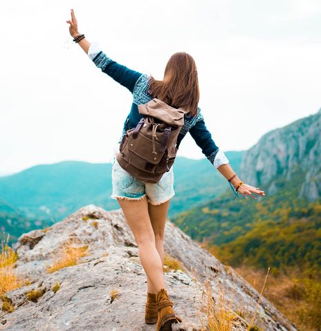 Frau beim Wandern in den Bergen