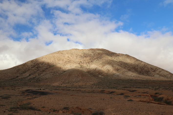 Berg Tindaya in der kargen Vulkanlandschaft im Nordwesten Fuerteventuras