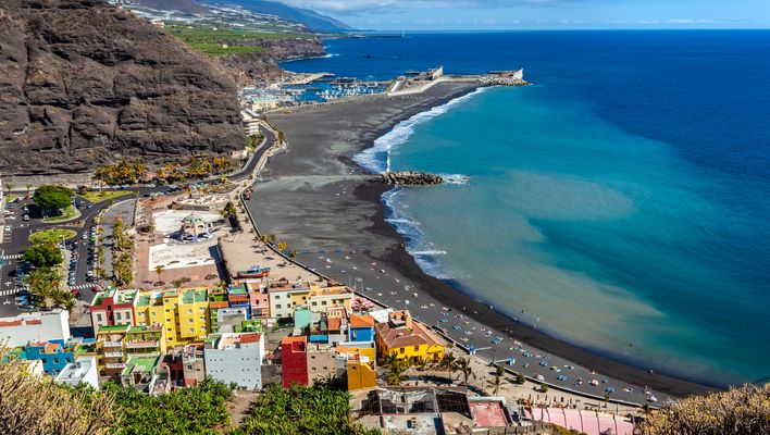 Blick auf die Küste und bunte Häuser auf der Insel La Palma