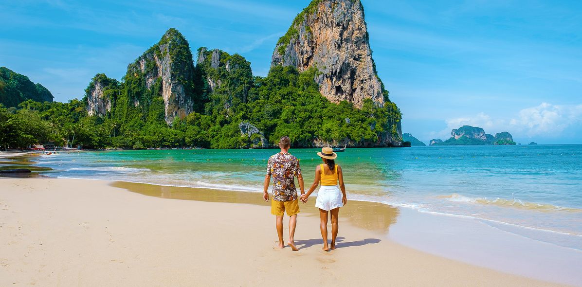 Paar spaziert am Strand von Krabi