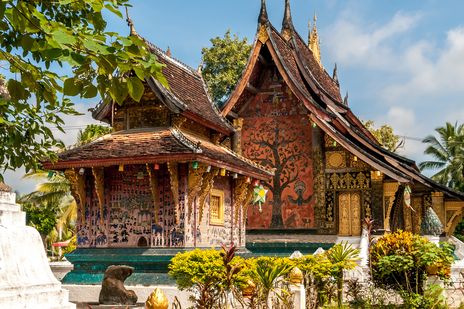 Historischer Tempel in Luang Prabang mit reich verzierter Holzarchitektur