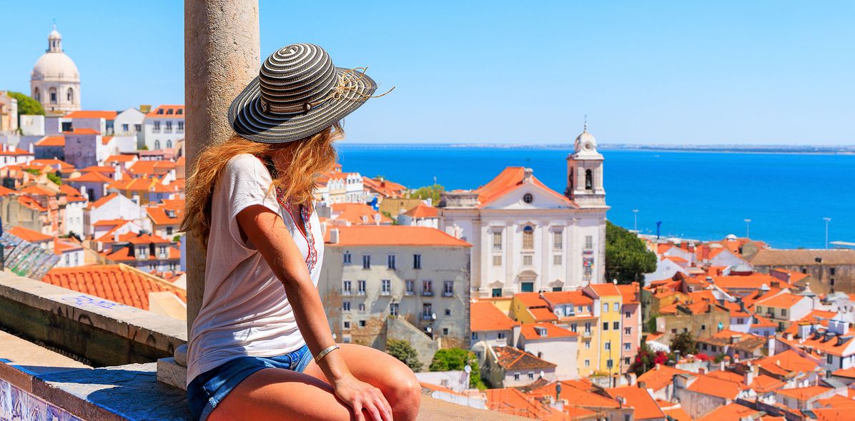 Frau genießt Ausblick auf Lissabon