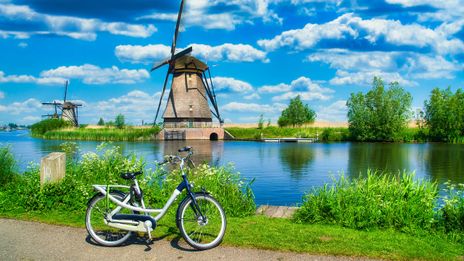 Fahrrad vor Windmühlen in Holland