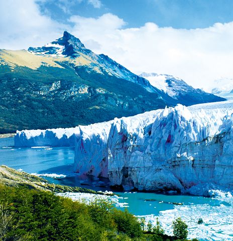 Blick auf den Nationalpark Tierra del Fuego mit Bergen, Seen und Wäldern nahe Ushuaia