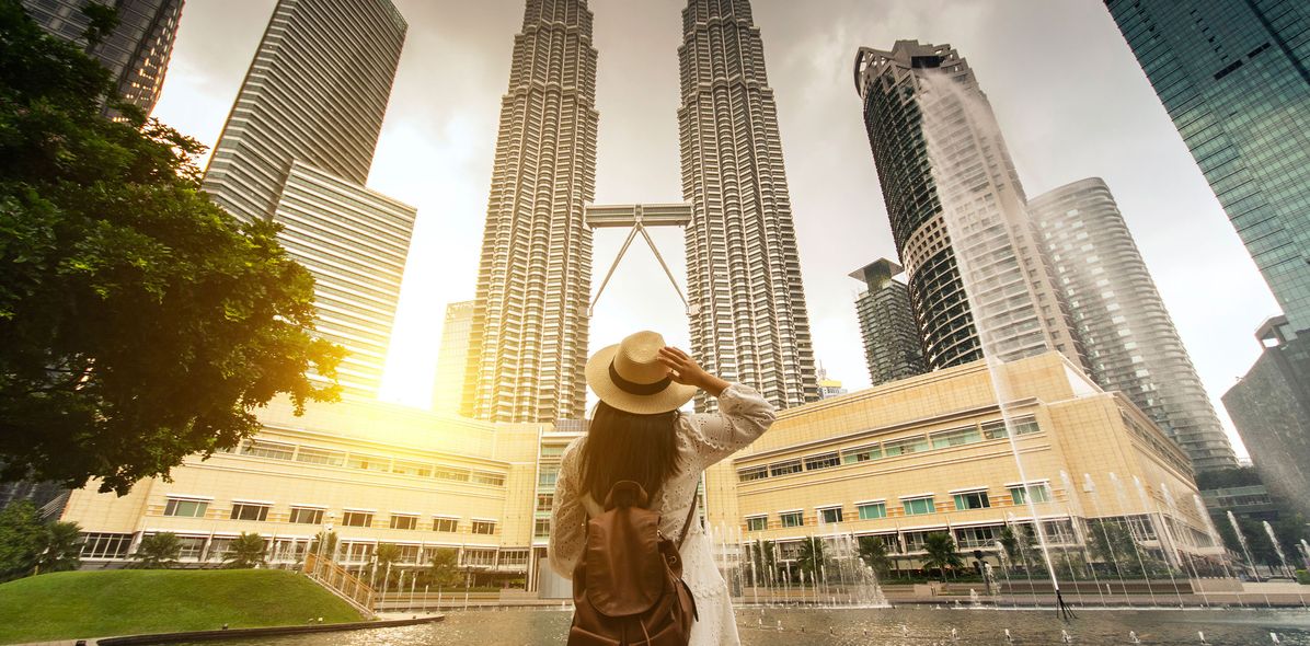 Frau vor den Petronas Zwillingstürmen in Kuala Lumpur
