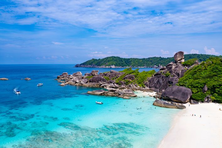 Blick auf einen Strand auf Similan Island in Thailand