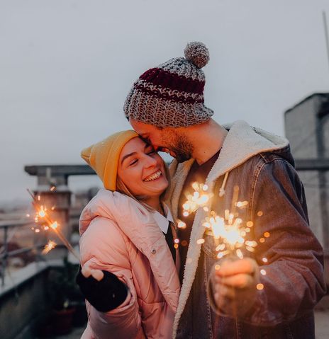 Paar mit Wunderkerzen an Silvester