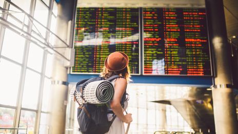 Frau am Flughafen