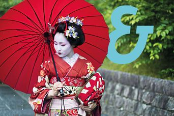 Traditionelle japanische Frau mit Sonnenschirm