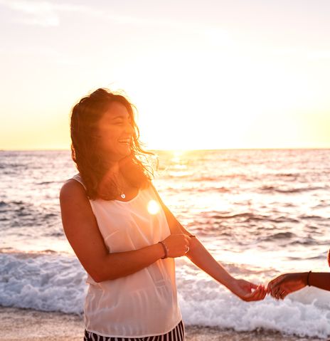 Frauen am Strand von Korsika
