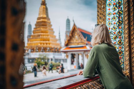 Frau schaut aus dem Fenster in Bangkok 