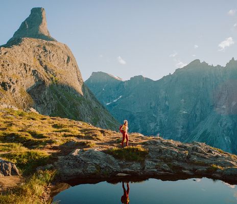 Frau beim Wandern in den Alpen