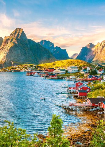 Blick auf bunte Häuser auf den Lofoten Inseln 
