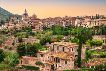 Blick auf die Stadt Valldemossa bei Sonnenuntergang auf Mallorca