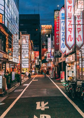 Straße in Tokio bei Nacht