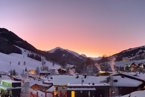 Malerische Winterlandschaft von Saalbach Hinterglemm im Winter bei Sonnenuntergang 