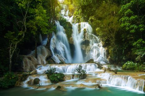 Kuang-Si-Wasserfälle mit türkisfarbenen Becken nahe Luang Prabang