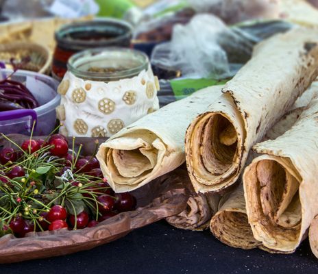 Traditionelle armenische Speisen mit Lavash-Brot, Gemüse und Wein