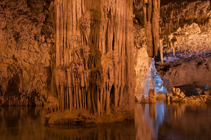 Tropfsteinhöhle auf Sardinien mit Stalaktiten und Beleuchtung