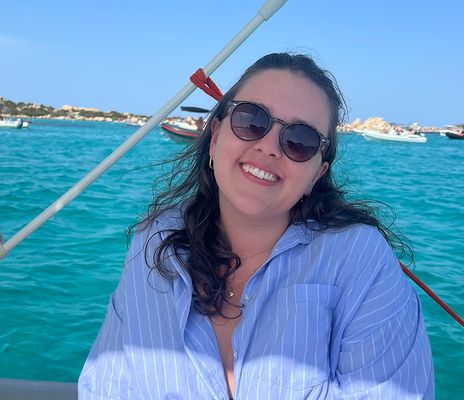 Mitarbeiterin Jana bei einer Bootsfahrt auf Sardinien