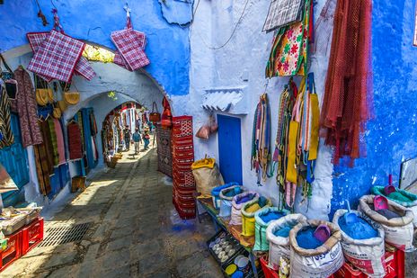 Gasse in Chefchaouen in Marokko mit Verkaufständen
