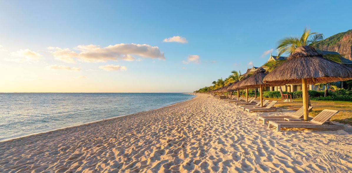 Strand mit Liegen und Sonnenschirmen auf Mauritius