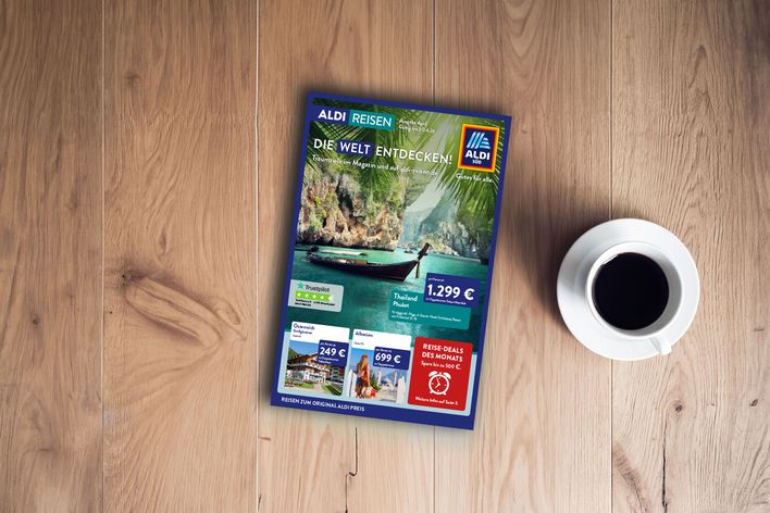 Titel des ALDI Reisemagazins Süd April 2026 auf einem Holztisch