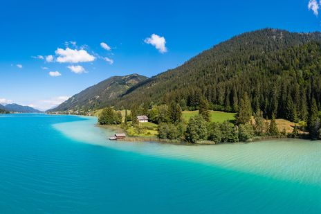 Luftaufnahme vom Weissensee in Kärnten im Sommer