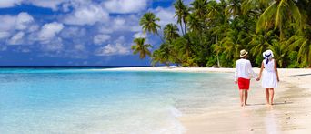 Paar spaziert am Strand entlang