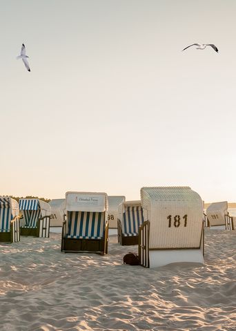 Sonnenuntergang an der Ostsee mit Blick auf Strandkörbe