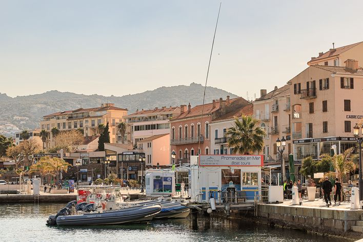 Hafenpromenade in Calvi auf Korsika