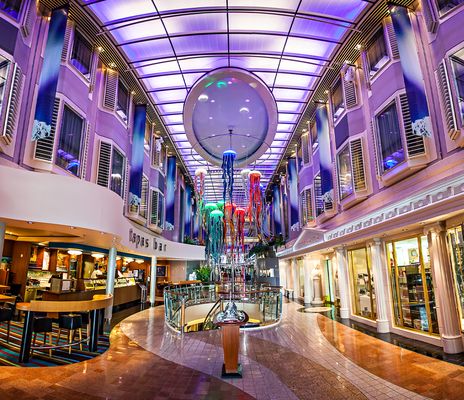 Restaurants und Geschäfte auf der Color Fantasy/Magic