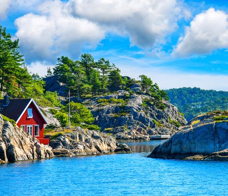 Rotes Holzhaus am Wasserufer in Kristiansand, Norwegen