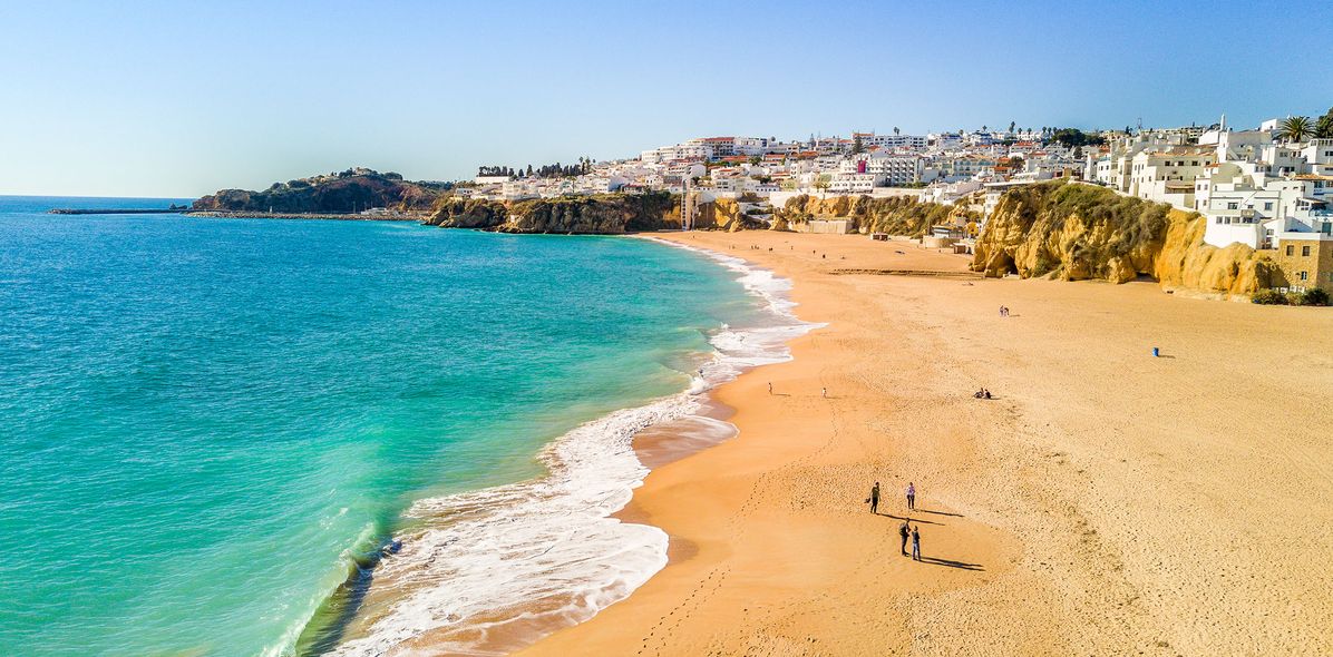 Menschen am Strand in Portugal
