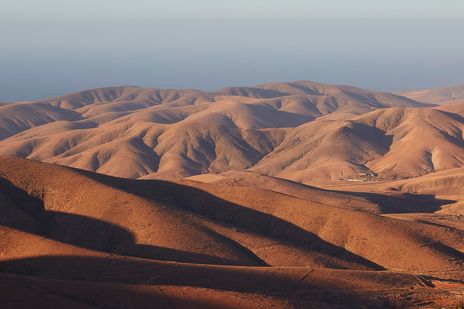 Die Wüstenlandschaft von Mirador-Morro-Velosa mit  sandigen Hügeln so weit das Auge reicht