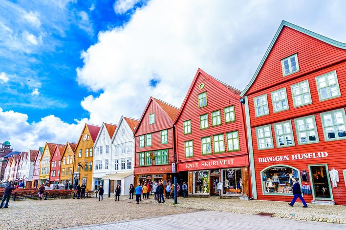 Bunte Häuser im Hanseviertel Bryygen in Oslo