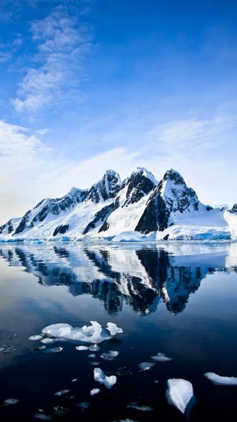 Majestätische Eisberge in der Antarktis, vertikale Aufnahme