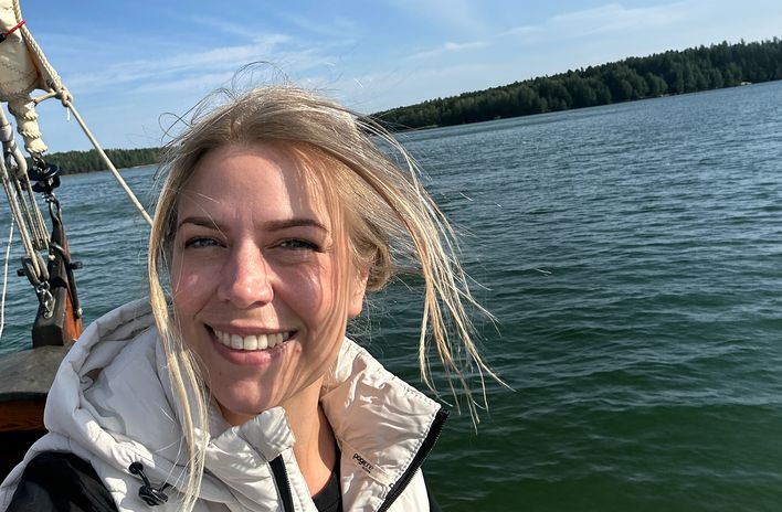 Mandy setzt die Segel im Saaristo-Archipel in Finnland