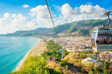 Blick aus der Seilbahn in Alanya über Küste, Stadt und Meer bei klarer Sicht