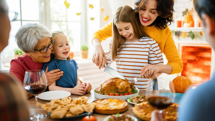Familie beim Thanksgiving Essen