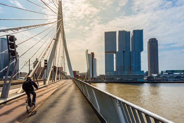 Fahrradfahrer fährt über Brücke in Rotterdam