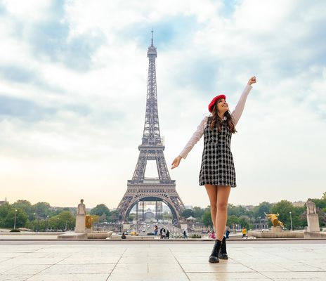 Eifelturm in Paris mit einer Frau