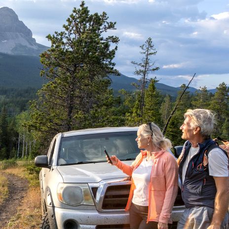 Paar vor Mietwagen in Kanada