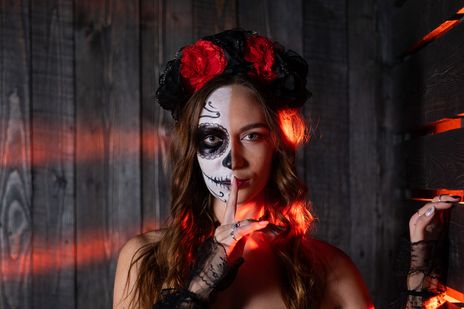 Eine Frau mit dem typischen Make-Up zum Dia de los Muertos in Mexiko