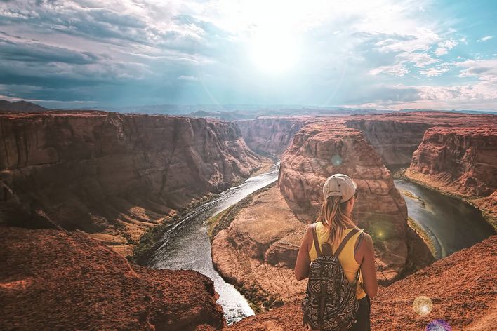 Frau schaut in den Grand Canyon