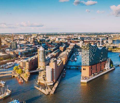 Luftaufnahme auf die HafenCity und Elbphilharmonie in Hamburg